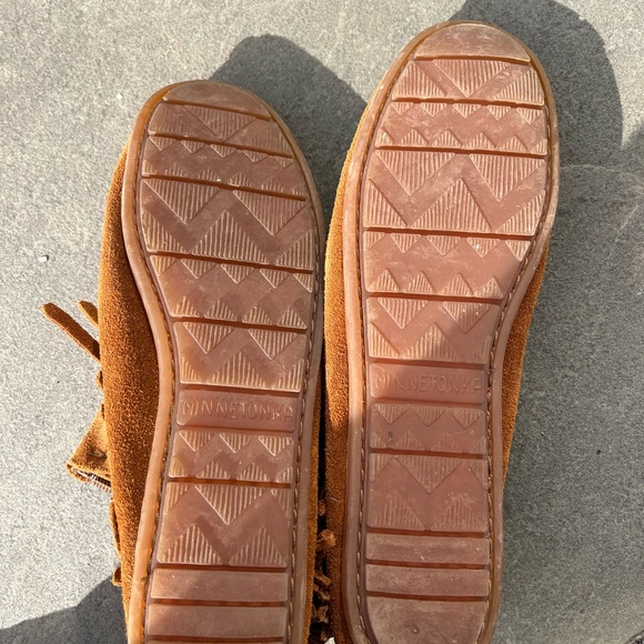 Size 9 womens Minnetonka moccasins - Picture 4 of 7